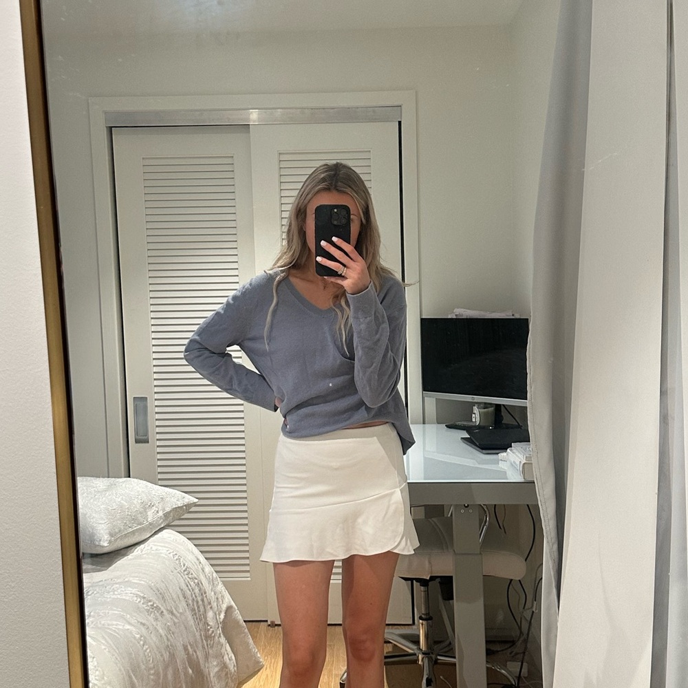 White TopShop mini white skirt
Size 2 - Picture 4 of 6